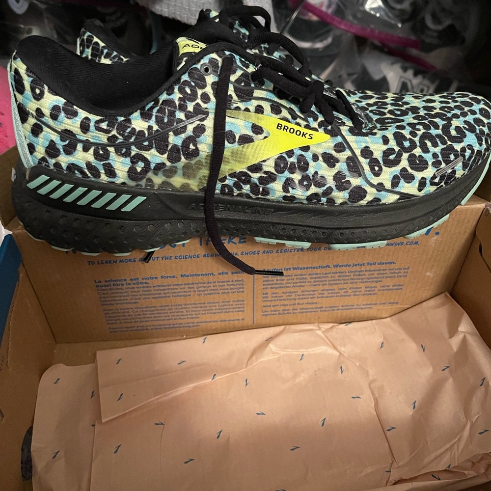Women’s Leopard Brooks worn once Size 11